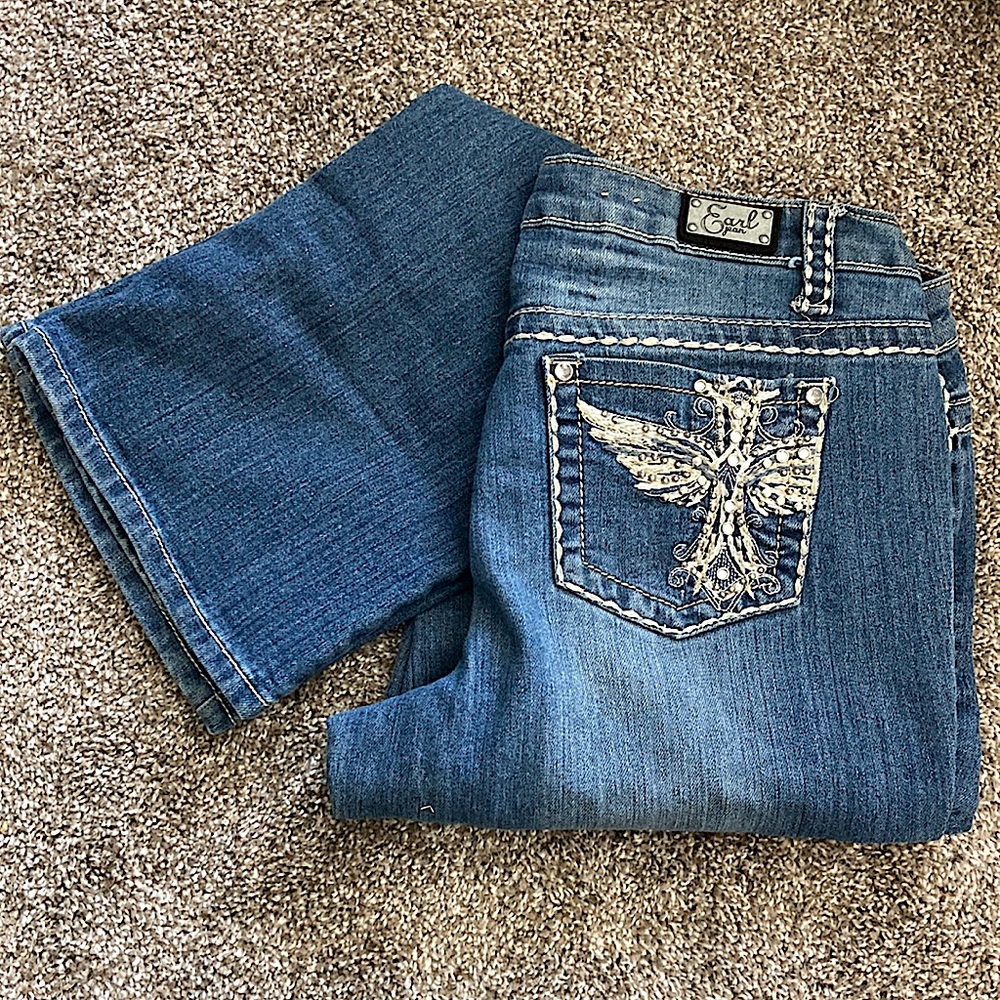 Size 8P Earl Jean jeans. Designer stitched pockets with rhinestones.